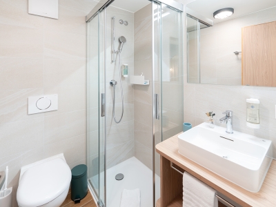 Hotel-Seegarten-Marina Komfort-Zimmer-Bad-mit-Dusche